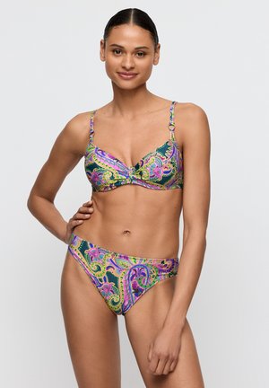 Set bikini colorato con base verde e motivi paisley intricati in rosa, viola e giallo; comprende spalline regolabili e chiusura con fibbia.