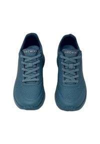Sneakers sintetici blu con punte arrotondate, design con lacci, lati perforati per traspirabilità e logo "SKECHERS" sulla linguetta.
