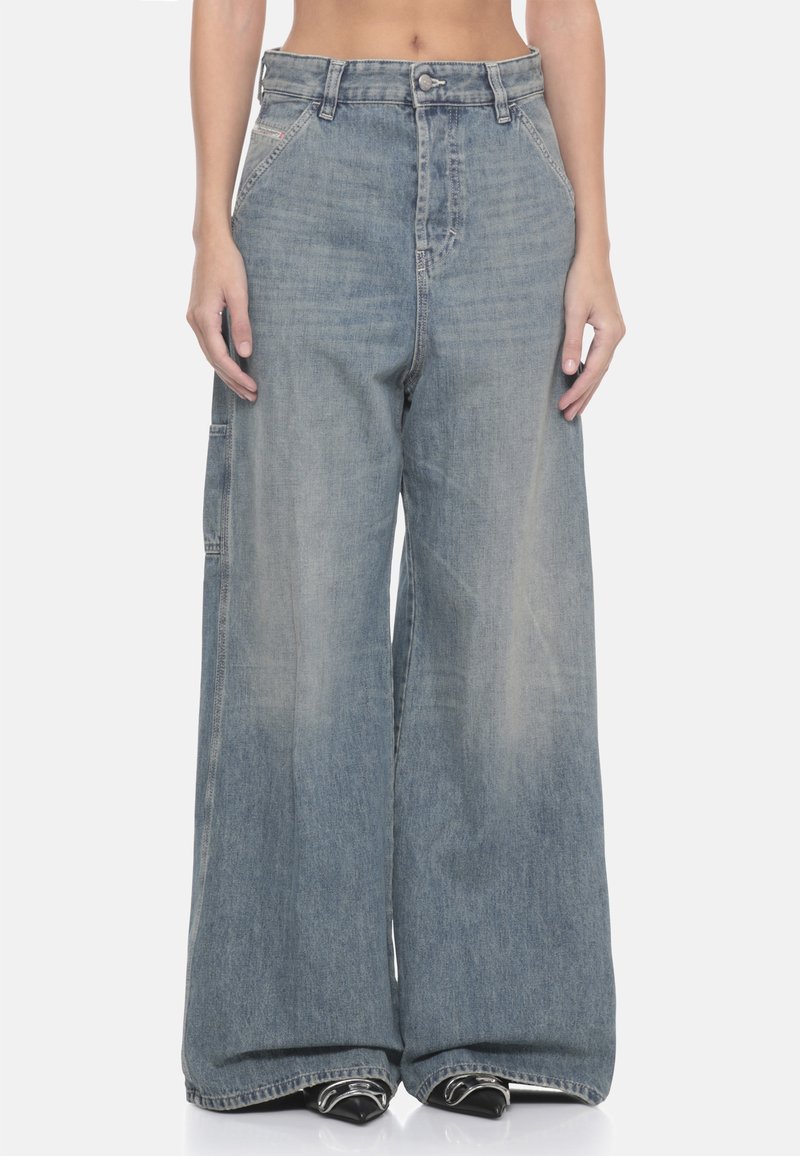 Jeans in denim a gamba larga di colore azzurro chiaro, con vita alta, leggera sfumatura e design a più tasche. Tessuto strutturato con cuciture standard.