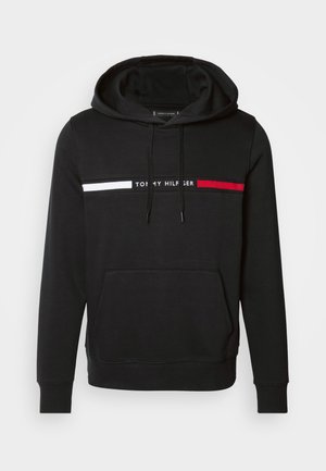 Černá mikina s kapucí, přední kapsou na břiše, stahovací šňůrkou na kapuci a horizontálními bílými a červenými pruhy kolem loga "Tommy Hilfiger" na hrudi.