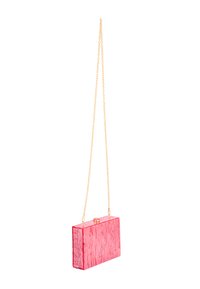 Borsa a tracolla in acrilico rosa con una finitura marmorizzata, forma rettangolare, tracolla in catena dorata e chiusura a scatto nella parte superiore.