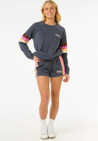Navy crewneck sweatshirt met meerkleurige gestreepte mouwen, gecombineerd met bijpassende navy shorts met roze zijsnedes en een trekkoord.