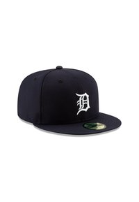 Gorra de béisbol azul marino hecha de tela con visera plana. Presenta una letra 'D' blanca bordada en la parte frontal y una visera inferior verde.
