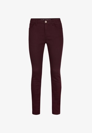 Donker bordeauxrode slim-fit broek met voorste knoop en rits, riemlussen en voorzakken, weergegeven op een witte achtergrond.
