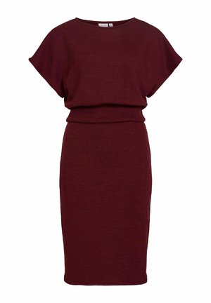 Knelang, kortermet, ribbestrikket kjole i dyp burgunder med innsvingt midje og løs overdel.
