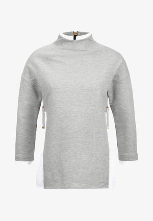 Sweat-shirt gris avec un col montant, des manches longues, des panneaux latéraux blancs et des détails zippés dorés. Texture douce, design minimaliste et coupe décontractée.