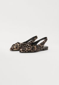 Chaussures plates slingback en imprimé léopard avec un bout pointu, un détail noué à l'avant et un petit talon. Fabriquées en tissu lisse.