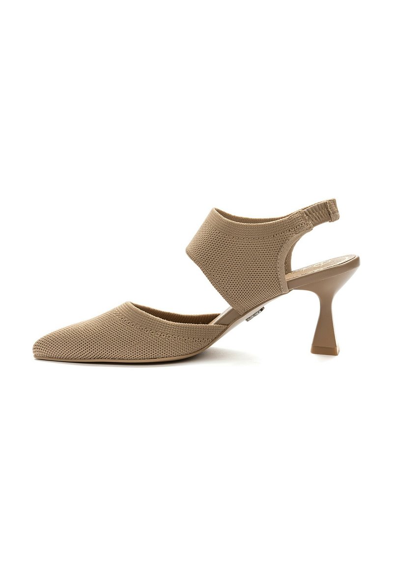 Talons slingback en tricot beige avec un bout pointu, un dessus texturé et un petit talon bloc angulé pour le soutien.