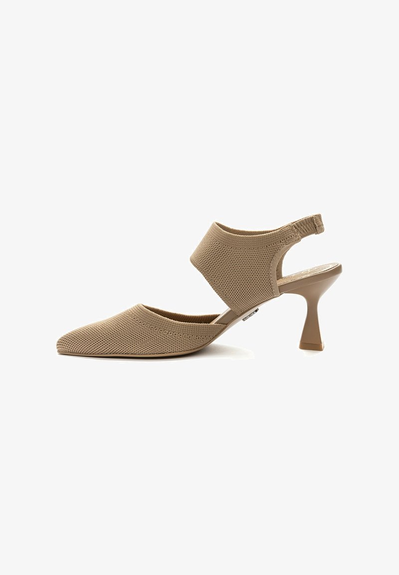 Beige Strick-Slingback-Pumps mit spitzem Zehenbereich, strukturiertem Obermaterial und kurzem, schrägem Blockabsatz für zusätzlichen Halt.