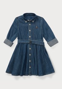 Jeansklänning med krage, lång ärm med uppvikta manschetter, bälte i midjan och knappar fram. Mörkblå färg.