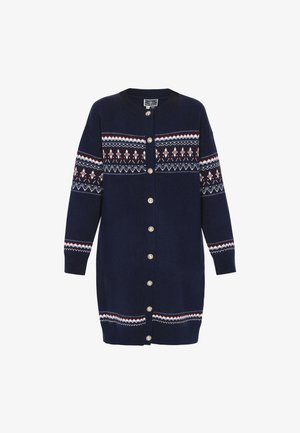 Cardigan tricoté bleu marine avec un motif Fair Isle en rouge et blanc, doté d'un col rond, d'une patte de boutonnage à l'avant et de manches longues.