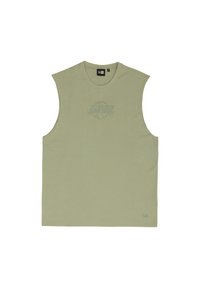 Αμάνικη μπλούζα σε ελιά πράσινο χρώμα κατασκευασμένη από απαλό βαμβάκι. Διαθέτει ανάγλυφο γραφικό με το κείμενο "Los Angeles Lakers" στο στήθος και στρογγυλή λαιμόκοψη.