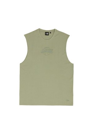 Tricou fără mâneci de culoare verde măsliniu, realizat din bumbac moale. Include un grafic ridicat cu textul „Los Angeles Lakers” pe piept și un guler rotund.