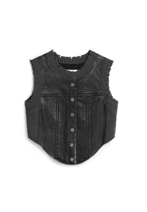 Veste en denim noir avec un tissu côtelé au col et aux emmanchures. Présente des coutures visibles et six boutons-pression en métal sur le devant.