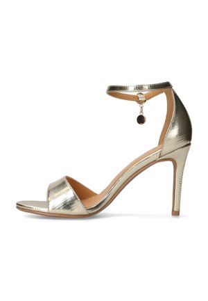 Metallic guld hællet sandal med åben tå, ankelrem og en lille vedhængsdetalje. Har en glat tekstur og stiletto hæl.