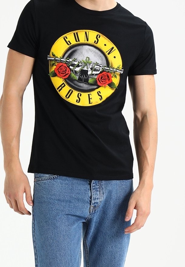 Zwarte katoenen T-shirt met een grafisch ontwerp met "GUNS N' ROSES," rozen en een zilveren gitaar, ronde logo-stijl druk. Korte mouwen.