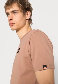 Ellesse RORRI - T-shirt básica - brown