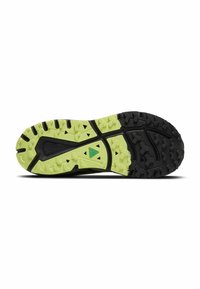Semelle de chaussure de course noire et vert lime avec un motif texturé et des crampons multidirectionnels pour l'adhérence, ainsi qu'une caractéristique de stabilité centrale.