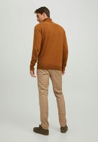 Jack & Jones JJEEMIL ROLL NECK - Trui - rubber