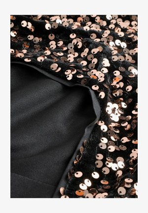 Svart tyg med glänsande roséguld paljetter tätt arrangerade, med en mjuk innerfoder som framhäver en texturerad och reflekterande yta.