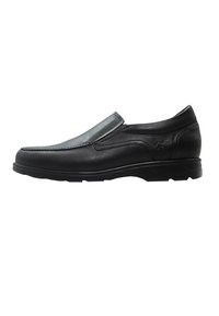 Zapato negro de tipo mocasín con parte superior de cuero liso, panel texturizado en el empeine y suela de goma baja para estabilidad y comodidad.