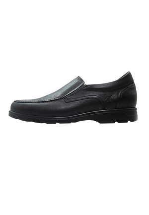 Zapato negro de tipo mocasín con parte superior de cuero liso, panel texturizado en el empeine y suela de goma baja para estabilidad y comodidad.