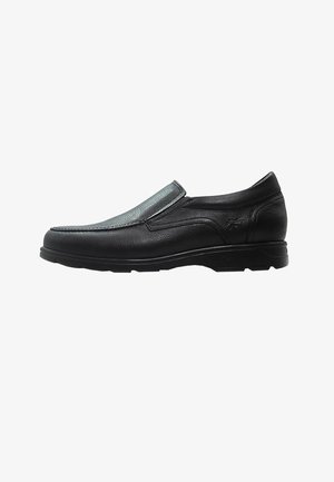 Zapato negro de tipo mocasín con parte superior de cuero liso, panel texturizado en el empeine y suela de goma baja para estabilidad y comodidad.