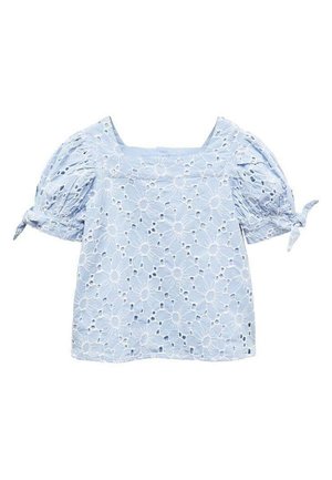Blouse bleu clair à œillets avec manches courtes bouffantes nouées en nœuds et encolure carrée, ornée de motifs floraux découpés.