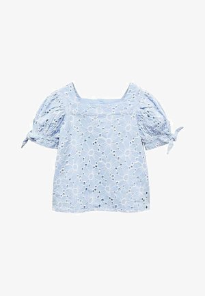 Lyseblå blondebluse med puffede korte ærmer bundet med sløjfer og en firkantet udskæring med blomsterudskæringsmønstre.