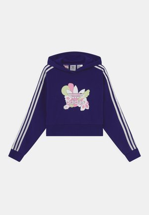 Marineblauer Adidas Cropped Hoodie mit floralem Logo und drei weißen Streifen an jedem Ärmel vor weißem Hintergrund.