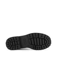 Suela de bota de goma negra con un patrón de banda de rodadura texturizado, que presenta crestas y ranuras superficiales para tracción. El talón está ligeramente elevado.