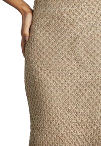 Gonna beige fino al ginocchio con un design tessuto testurizzato, caratterizzato da accenti multicolor sottili e una silhouette aderente.