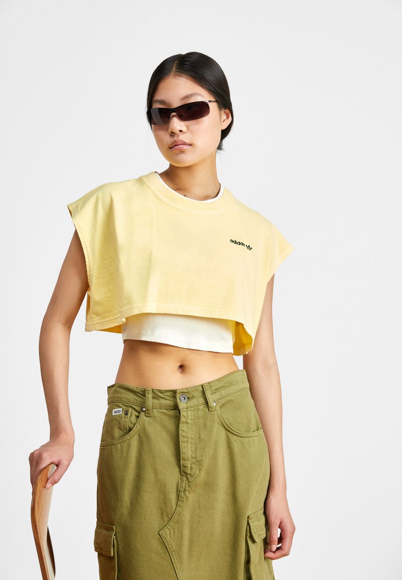 adidas Originals ORIGINALS MUSCLE CROP Top light yellow/hellgelb