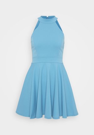 Heledsinine ilma varrukat dress, millel on kõrge kaelus, kõikuv jope ja laienev seelik. Valmistatud siledast kangas, millel on volditud muster.