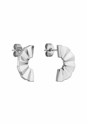 Boucles d'oreilles en argent avec un design géométrique et plié. Elles présentent une forme courbée texturée et se fixent avec un fermoir à clou pour un port facile.