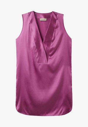 Ærmeløs top i dyb pink satin med V-halsdesign. Glat tekstur med en subtilt udvidet nederste kant og ingen synlige hardware eller detaljer.