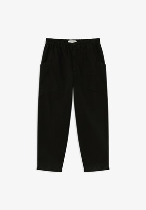 Zwarte katoenen broek met een elastische tailleband, twee grote opgestikte zakken aan de zijkanten en een ontspannen pasvorm. Geen zichtbare branding.