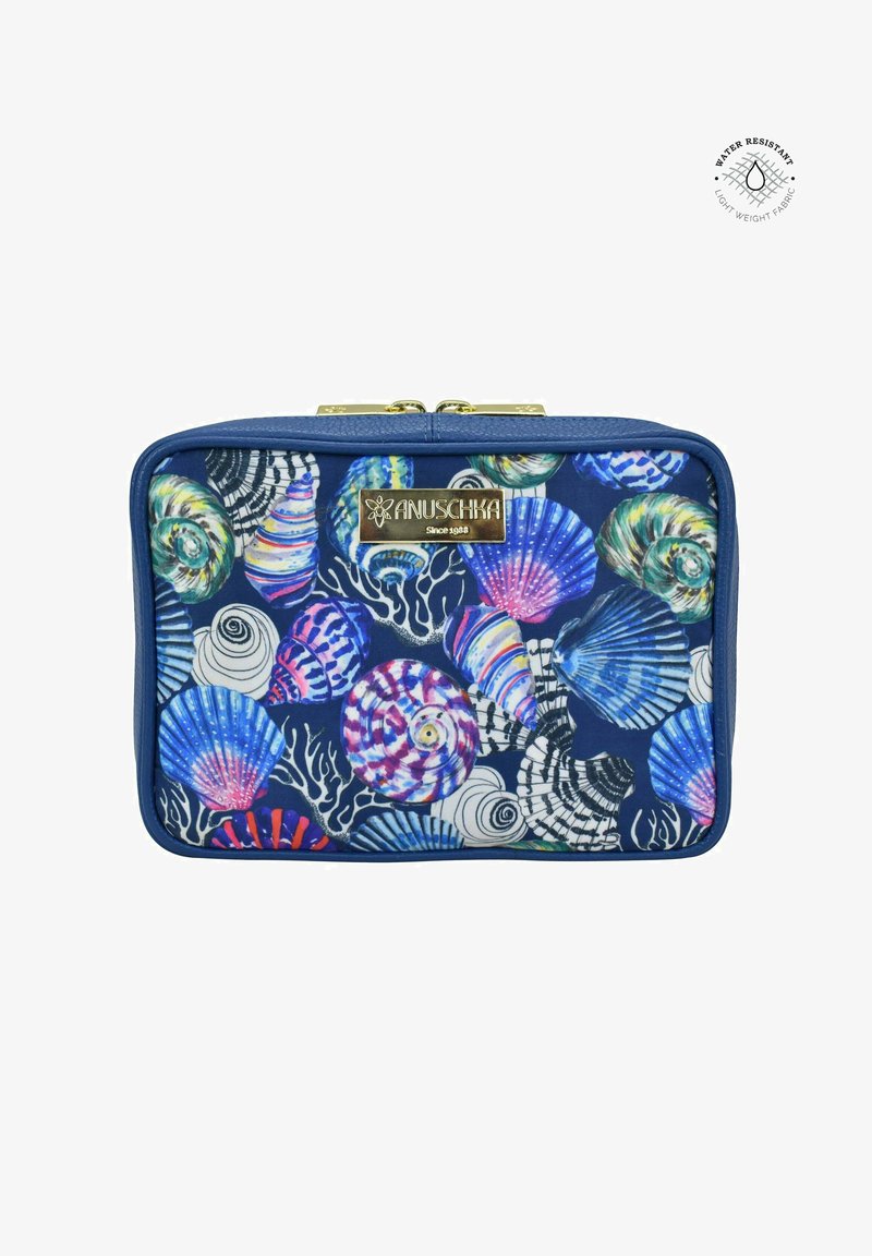 Mehrfarbiges Kosmetiktäschchen mit Muschelmuster, aus leichtem, wasserabweisendem Stoff, mit navy Hintergrund und goldfarbener Logo-Akzentuierung.