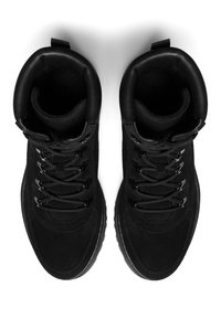Sneakers neri alta con tomaia in suede e materiali sintetici, lacci neri, dettagli testurizzati e supporto per la caviglia imbottito.