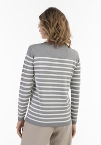 Maglione a righe in grigio chiaro con righe bianche, caratterizzato da un colletto rotondo, maniche lunghe e orlo e polsini a costine.