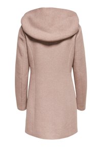 Cappotto in misto lana rosa con un grande cappuccio, forma strutturata e maniche lunghe. Presenta una texture sottile e cuciture sartoriali per un look aderente.