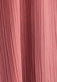 Gonna midi plissettata in rosa polveroso, caratterizzata da pieghe verticali che creano texture. Il materiale appare leggero con una finitura liscia.