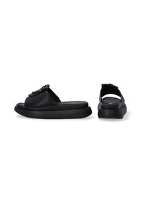 Sorte slide-sandaler med et struktureret design og en sidebuckle-detalje, set fra siden og bagfra, sat mod en hvid baggrund.