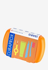 Oranje reiscase met een kleurrijk ontwerp aan de voorkant, waarop mondverzorgingsproducten zijn afgebeeld, waaronder een tandenborstel, tandpasta en flosdraad.