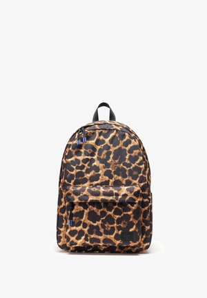 Sac à dos avec motif léopard, poche zippée avant et poignée supérieure noire sur fond blanc.