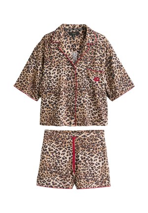 Cămașă cu mâneci scurte cu nasturi și imprimeu leopard, cu pantaloni scurți asortați, detalii cu pipă roșie și un mic design brodat cu buze roșii pe buzunarul cămășii.