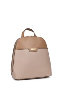 Zaino in pelle color cuoio con una forma strutturata e semi-rotonda. Caratterizzato da una maniglia superiore, hardware dorato e texture contrastanti sul pannello frontale.