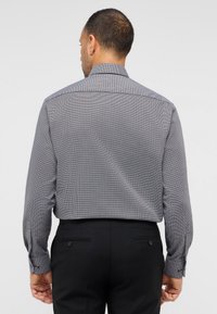 Langärmliges Hemd in Grau mit kleinem Karomuster, ausgestattet mit einem Button-Down-Kragen und Manschetten. Der Stoff hat eine glatte Textur.