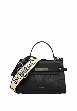 Sac à main en cuir texturé noir avec poignée supérieure et bandoulière beige réglable imprimée "BY CHABRAND", avec fermeture à boucle rectangulaire argentée.