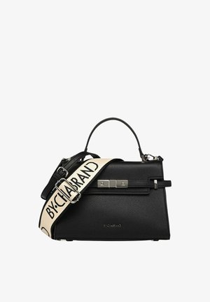 Sac à main en cuir texturé noir avec poignée supérieure et bandoulière beige réglable imprimée "BY CHABRAND", avec fermeture à boucle rectangulaire argentée.